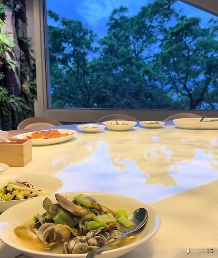 有钱人的饭局，硬菜还没上，人也没到齐，这两个老板就拿壶来敬主位的大老板，这俩哥们