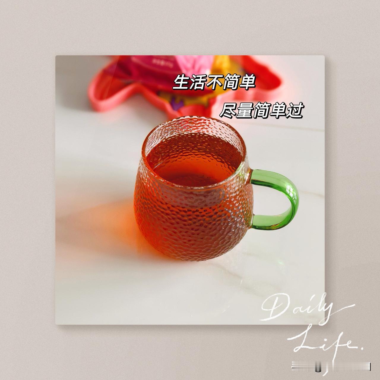 得闲泡杯老茶🍵，治愈日常～
一块陈放已久的砖茶，慢慢撬开，慢煮出温润的茶汤。