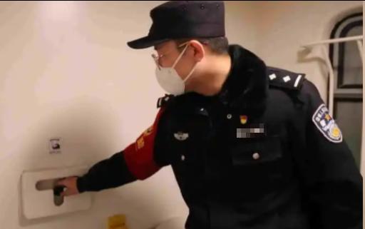亲热时遭窗外男子趴窗偷拍！上海一对年轻情侣住民宿，遇上了性质恶劣的偷窥事件。
 