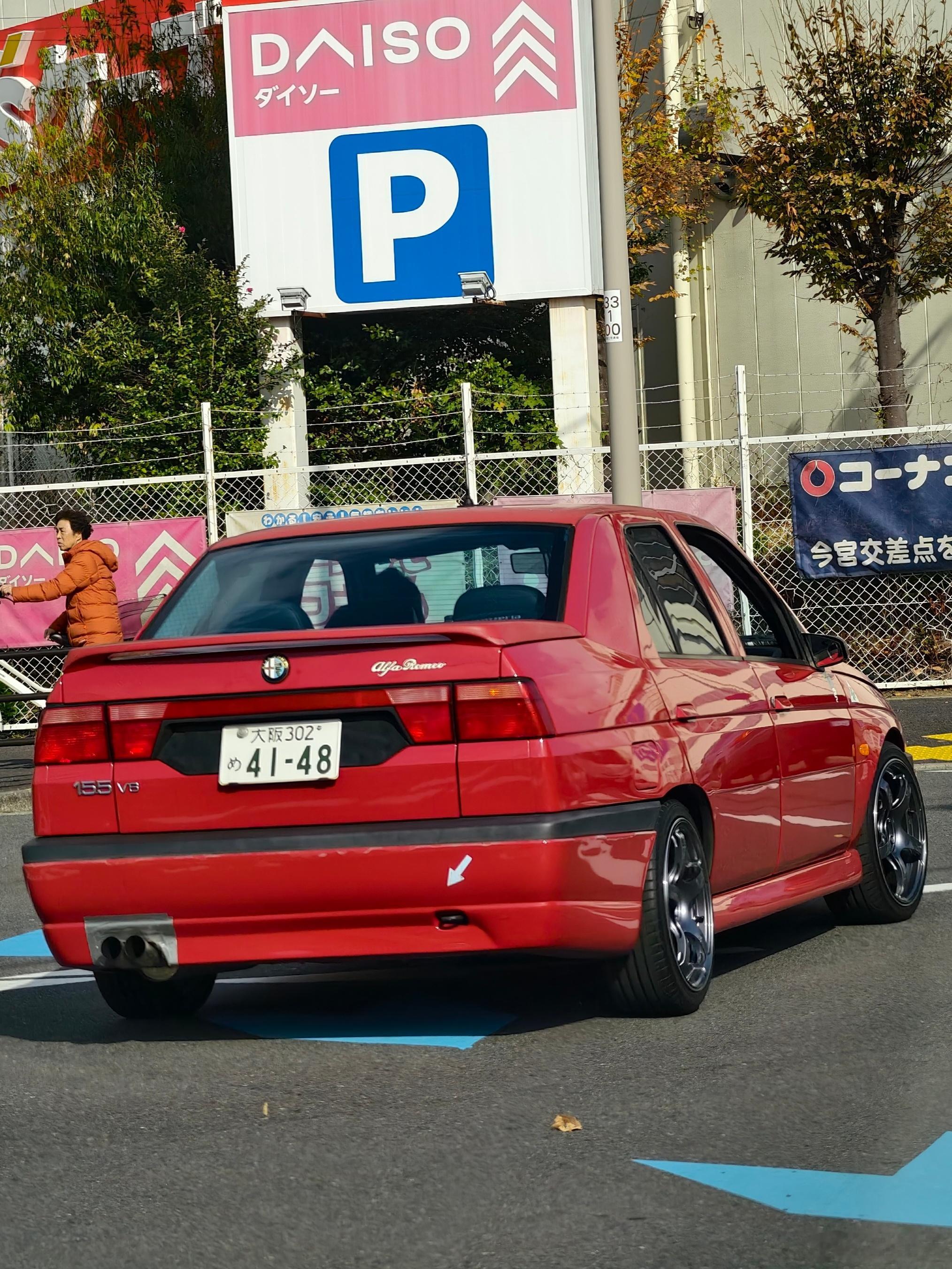 型车街拍偶遇 Alfa 赛道瓷，而且是稀有的 155 V6。排气尾段附近保险杠贴