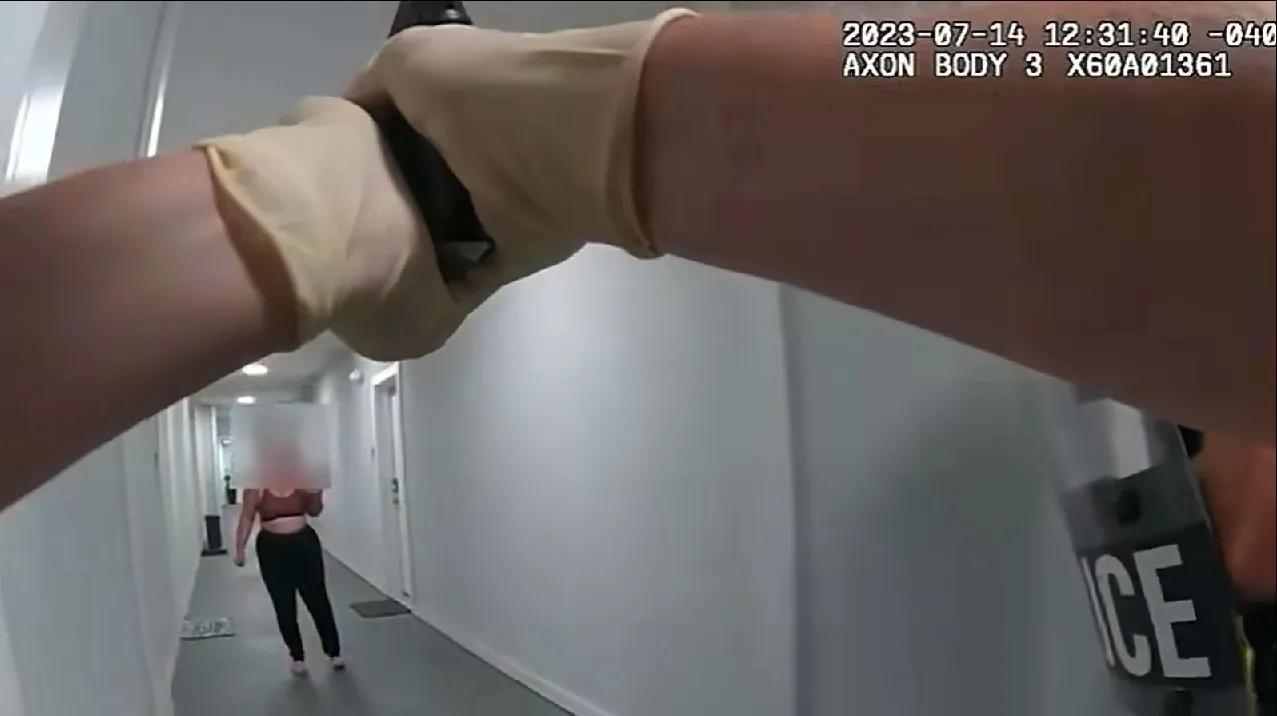 面对持刀妇女，美国警察值得我们学习，