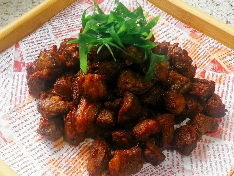 东北“干炸肉段”多少种？

1、沈阳版
• 猪瘦肉切小块，不挂糊，裸肉下锅
• 
