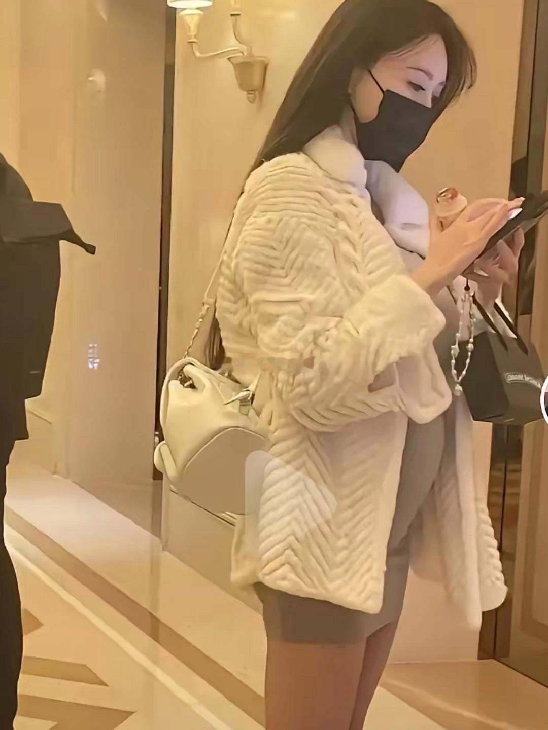 叶珂这肚子应该不止4个月吧咱就说怀孕了以后打扮的还这么时尚。光着腿儿穿着半截袜子