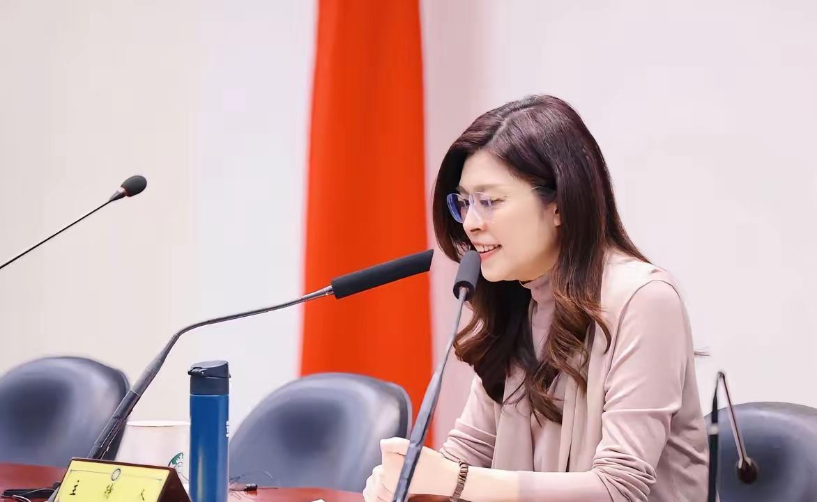 王浅秋在节目中表示，她跟美在台协会的人查证，确认郑丽文访美规格没有郑丽文预期的那