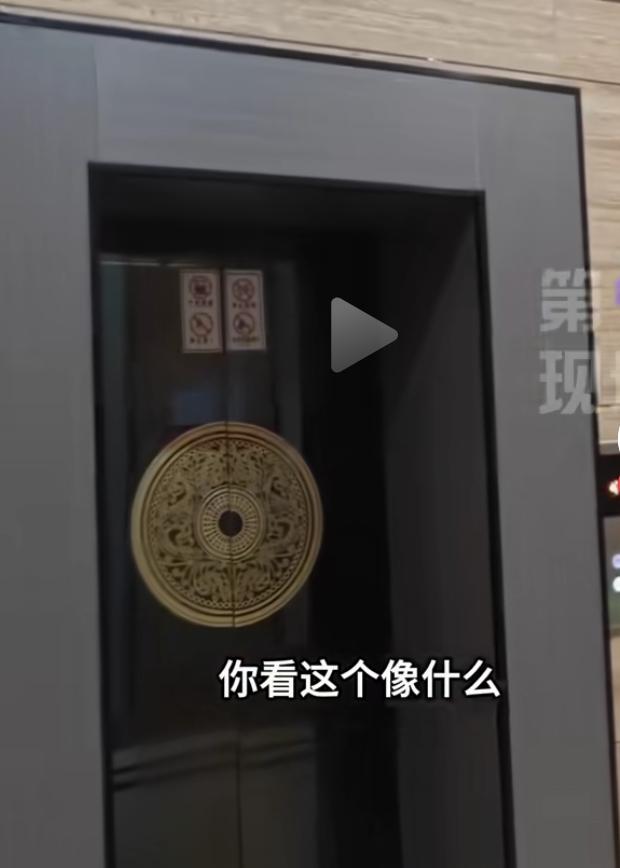 上海一公寓的电梯设计最近火出圈，不少外卖小哥和网友都被这造型惊到了。整体色调偏深