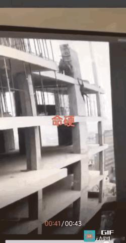 这个男的不是命硬，是他臂力过人，心态好，自己救了自己。
建筑工地上，一个男子突然