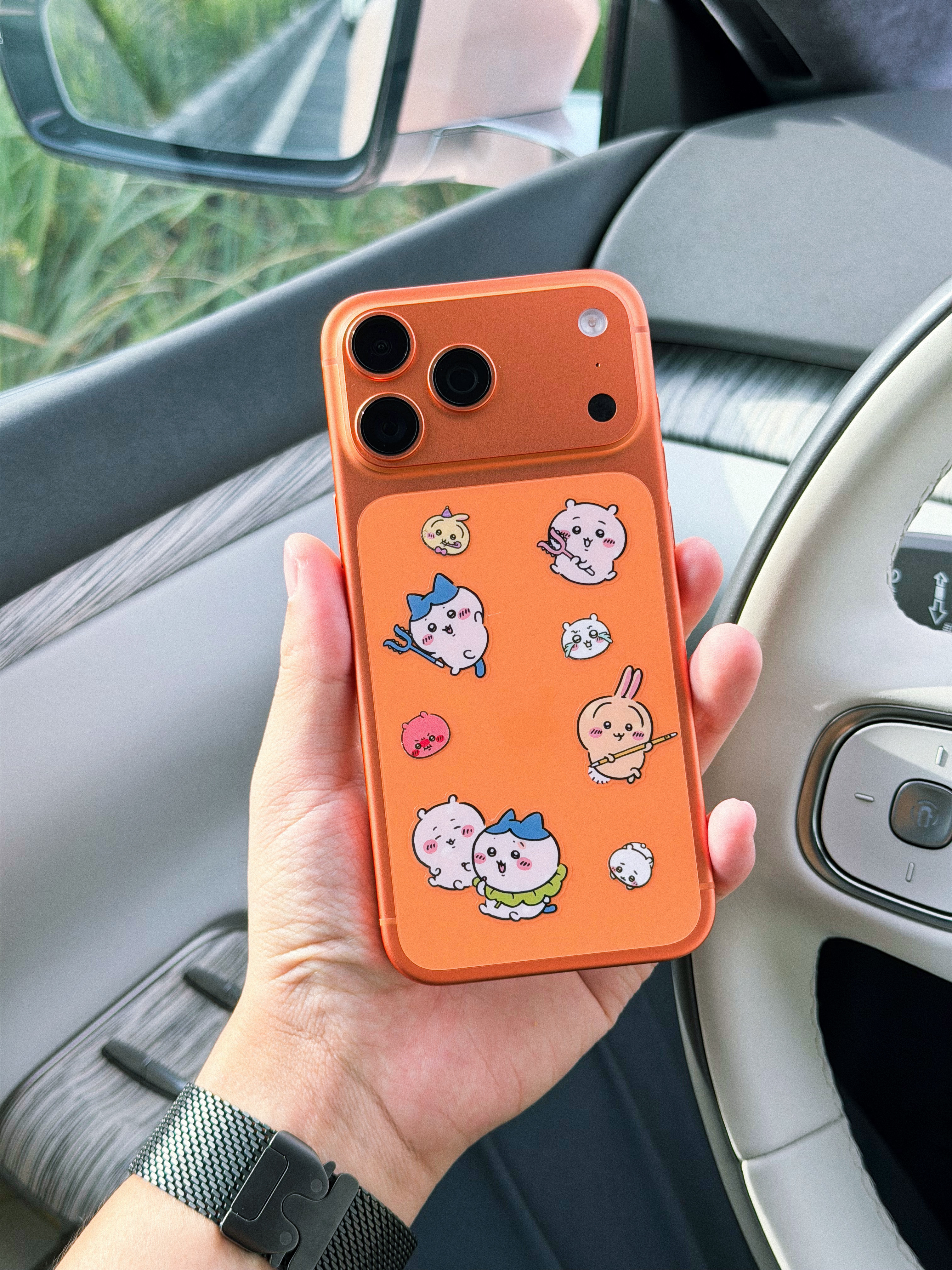 昨天我同事说我的橙色 iPhone 17 Pro Max 已经掉色了……我自己都