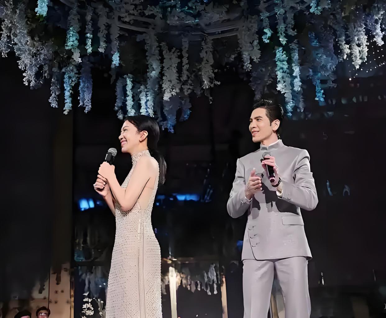 萧敬腾啊萧敬腾，你这波婚礼表演也太走心了！

邱泽许玮甯婚礼现场，你穿西装踩高跟