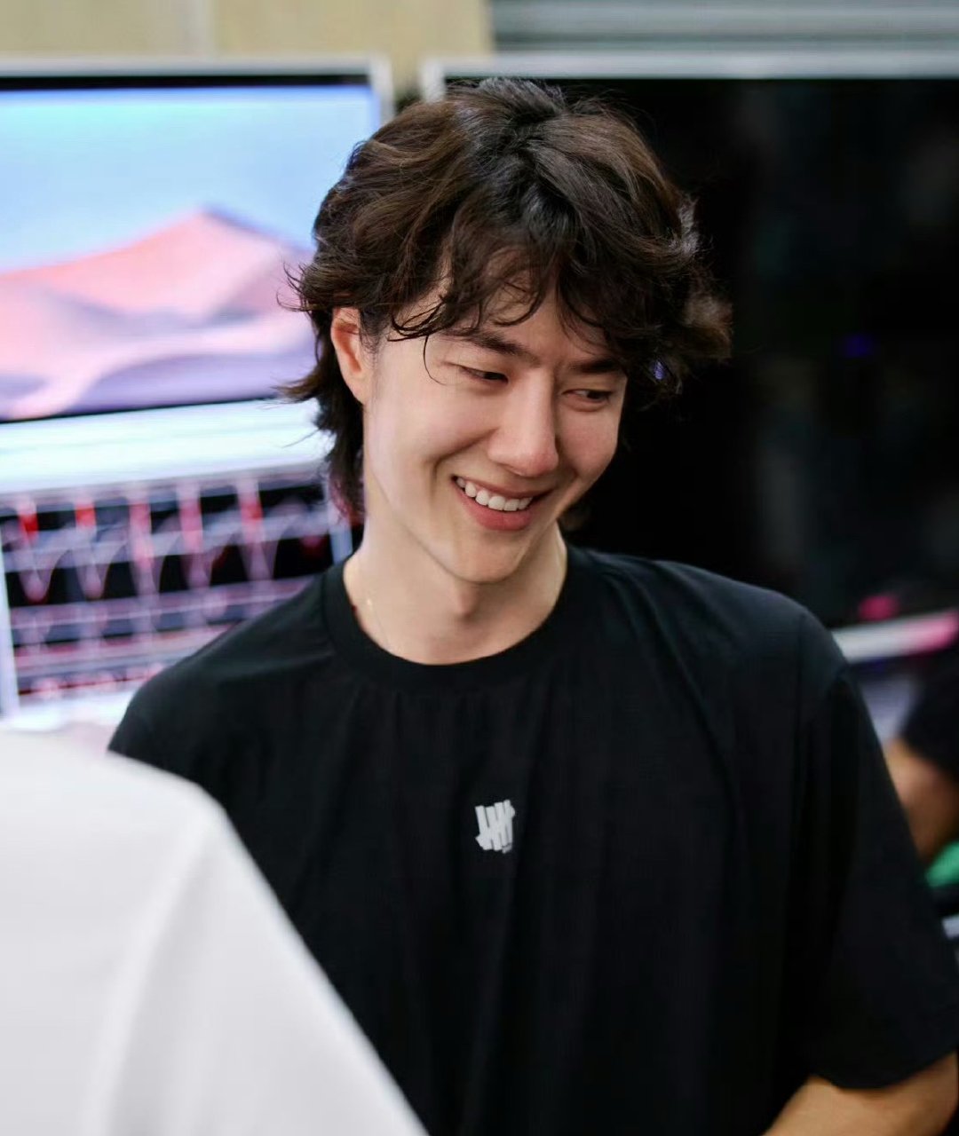 王一博发尾变长了85是漂亮_______！ 