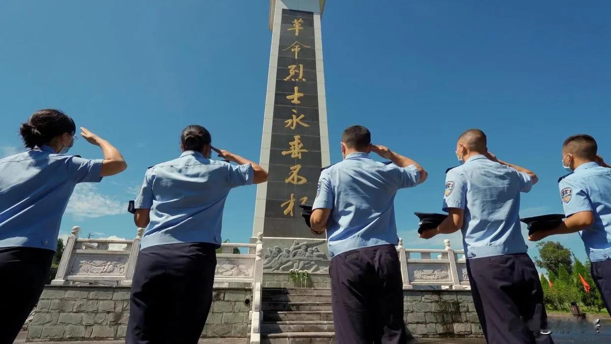 刀锋擦过，他们的脸上不再有“马赛克”。

云南省德宏州，503.8公里长的边境线