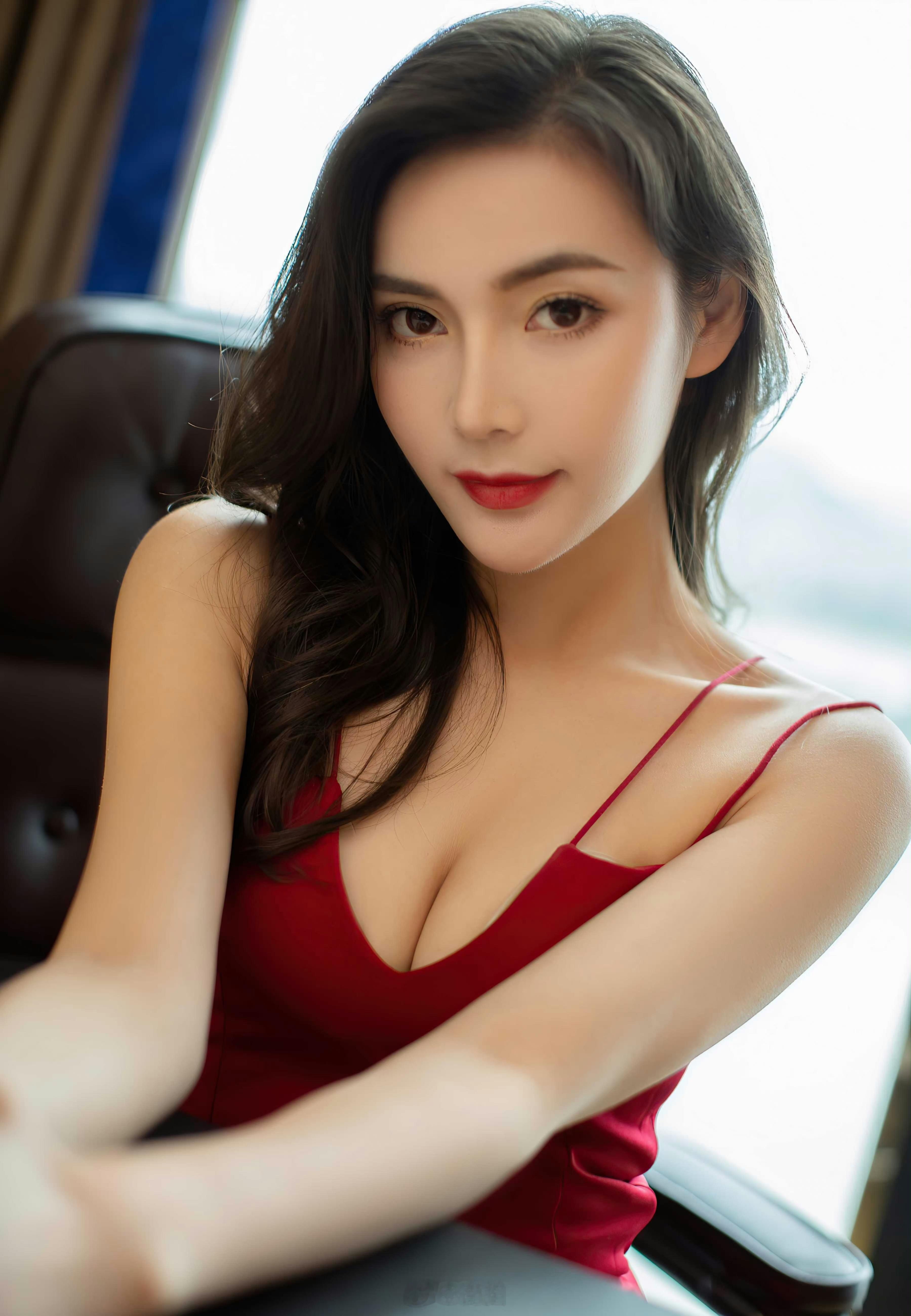 办公室里的红裙女孩 ​​​
