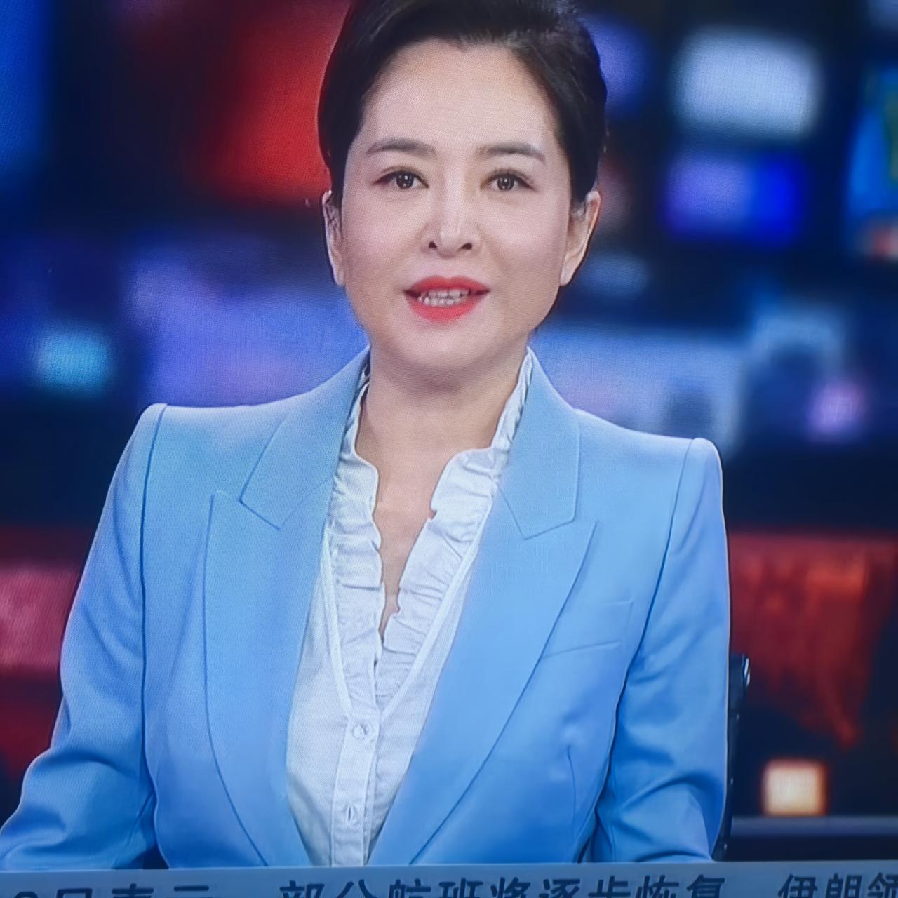 这么正式的场合，纽扣都忘了扣了！