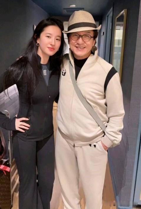 38岁刘亦菲于10月31日晒出与71岁成龙的合照，瞬间引爆热议。照片中两人素颜出