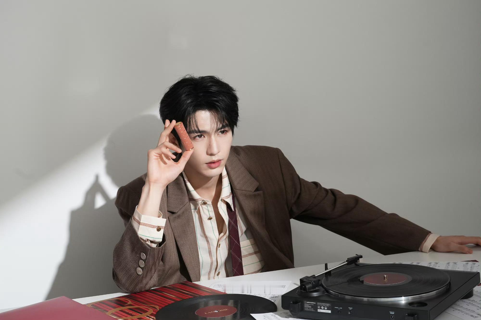 张凌赫 in LANCOME 🤎💿💄 升任品牌代言人，俊逸复古造型，帅气迷