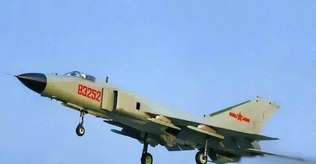 西方媒体总有个论调：中国那几千架飞机，真打起来就是一堆废铁。理由很简单，机场是活