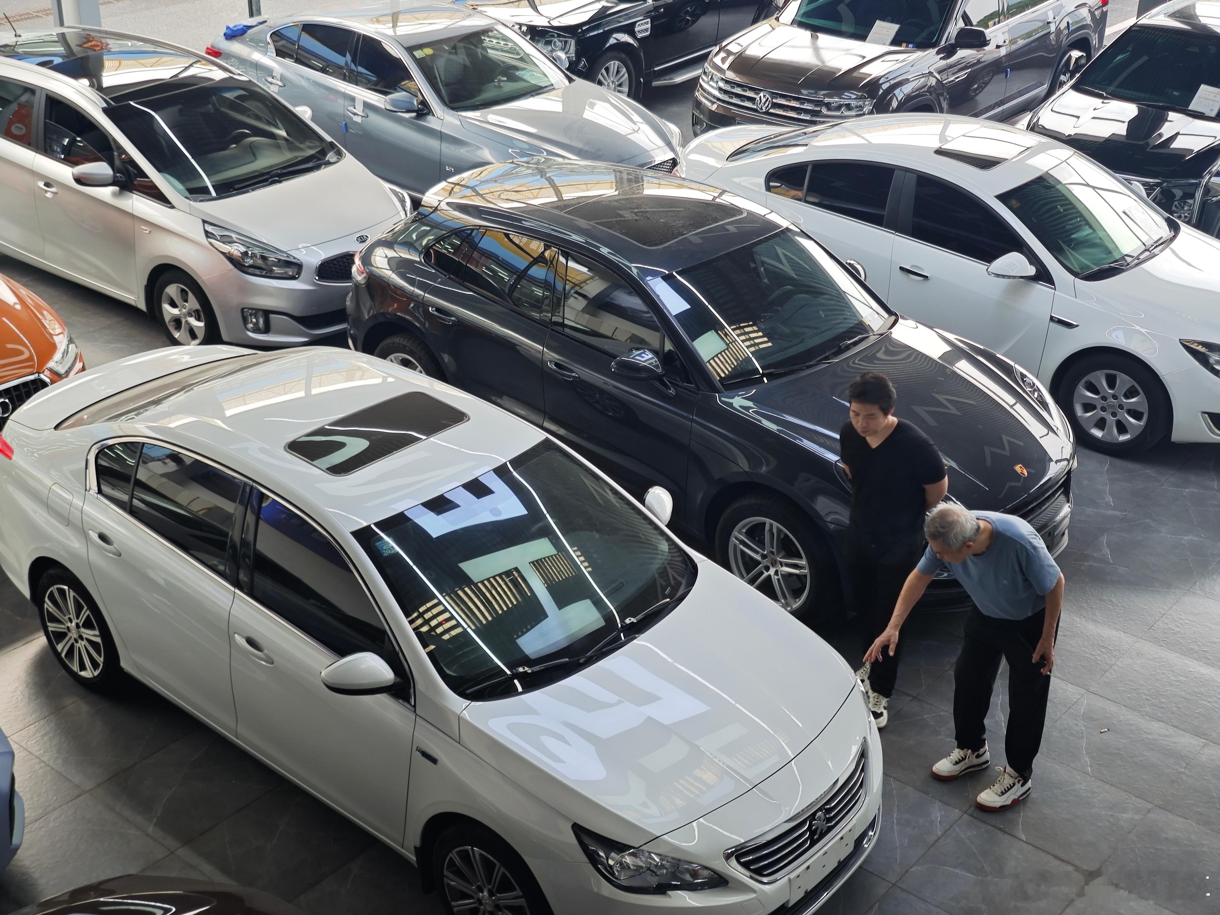 来了个大爷看车 10万以内的车都看过了目前相中408了你们猜最后能不能拿下[do