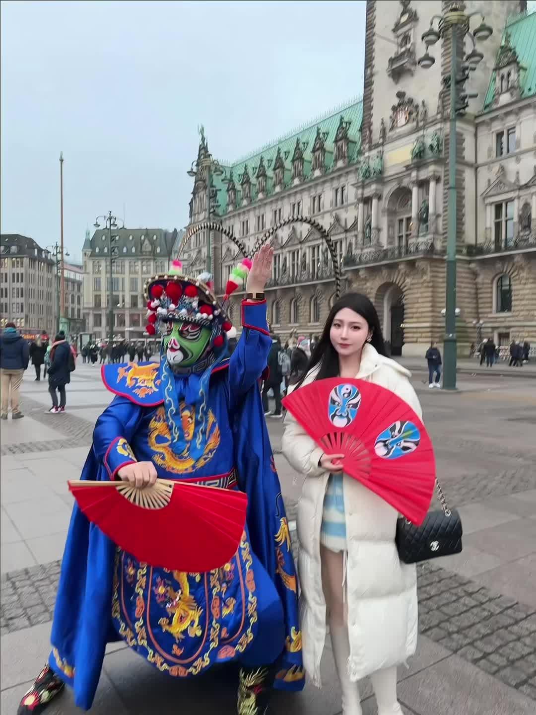 一个人也可以感受世界 在德国街头碰见我们中国的传统川剧变脸