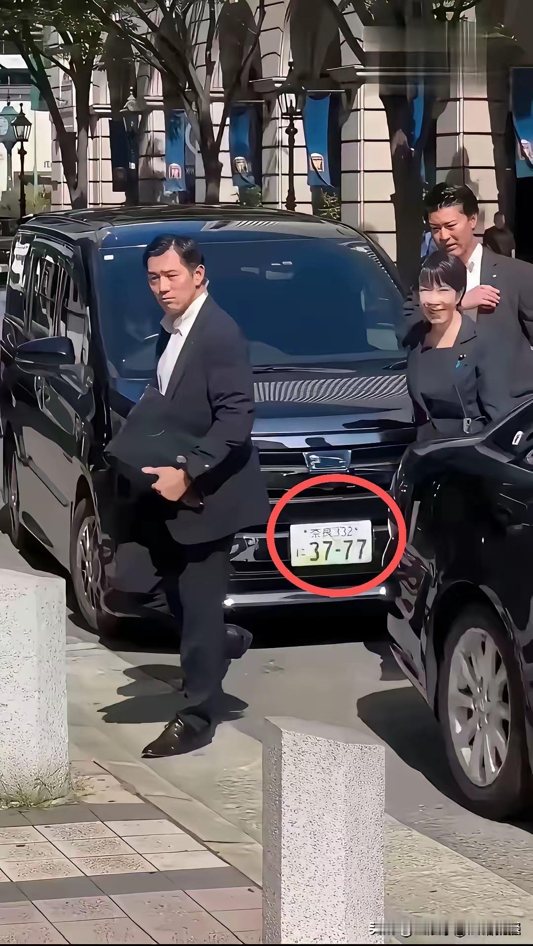 疯狂的高市早苗已经到了病入膏肓程度，连她乘坐商务车车牌号竟然是“37-77”，险