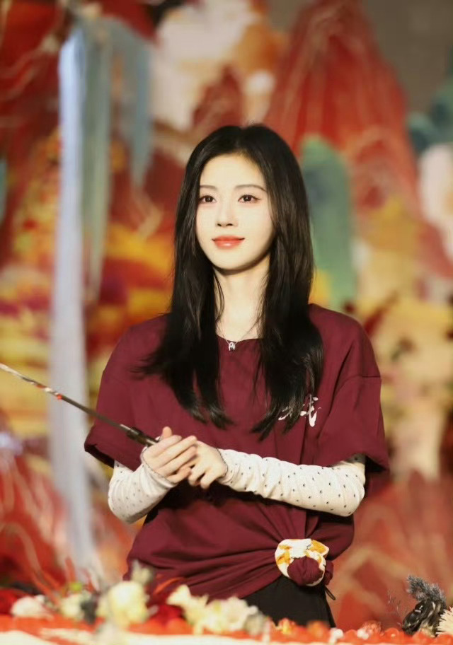 鞠婧祎张云龙开机路透，状态超级好的宝宝，鞠婧祎阿黛开机大吉 ​​​