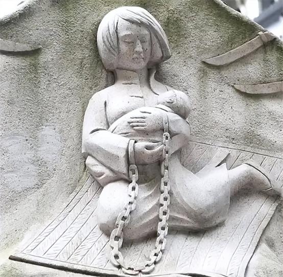 1928年，王月贞被叛徒出卖。在被临刑前，王月贞从亲人手中接过仅4个月大的儿子，