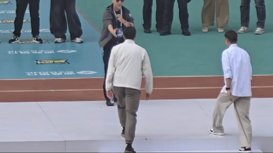 汪顺，鼓个掌也像双臂在划水似地!

4月6日下午，汪顺现身浙江嘉兴参加吴越杯的彩