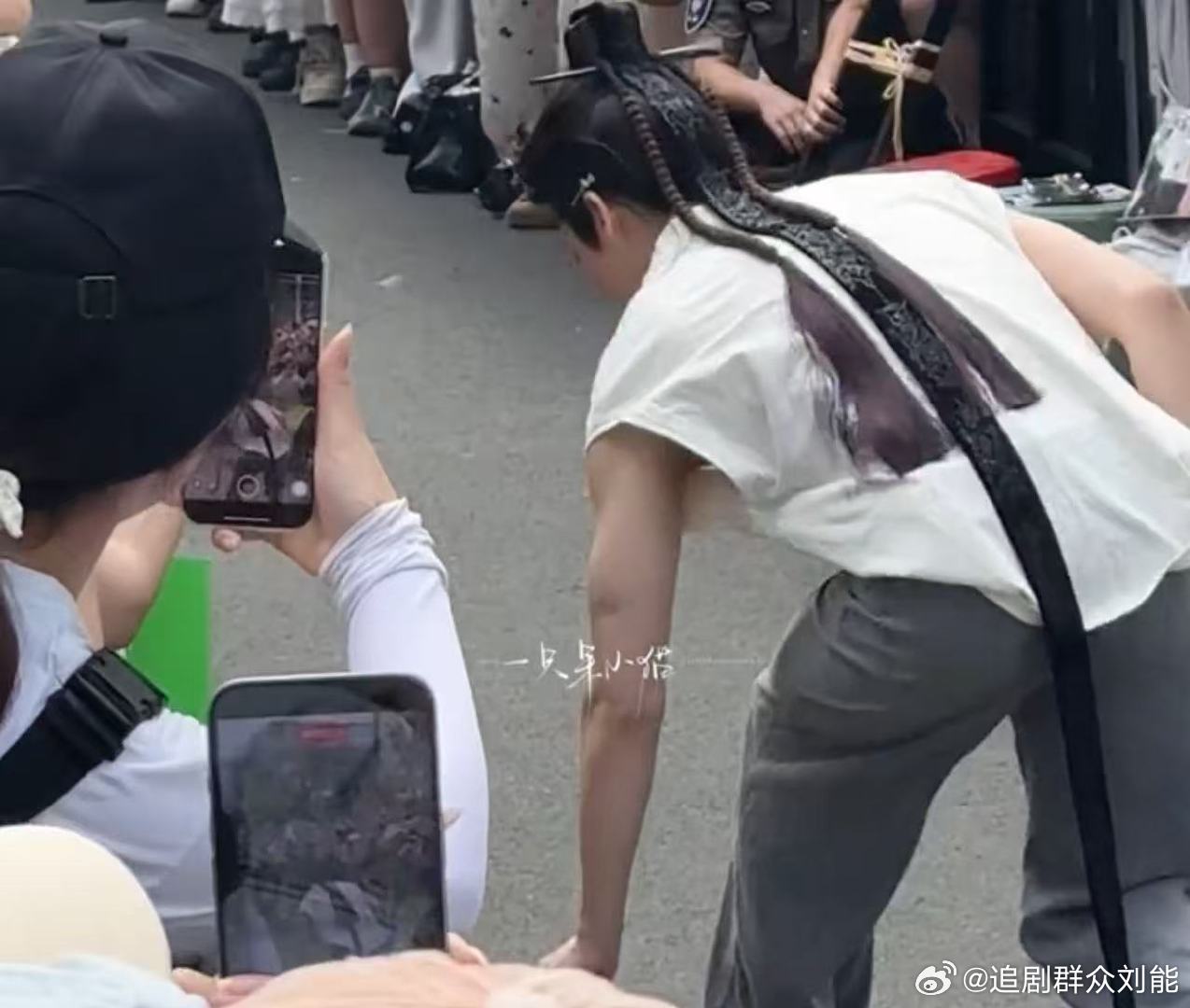 侯明昊帮粉丝捡风扇侯明昊帮粉丝捡风扇！侯明昊给粉丝捡风扇