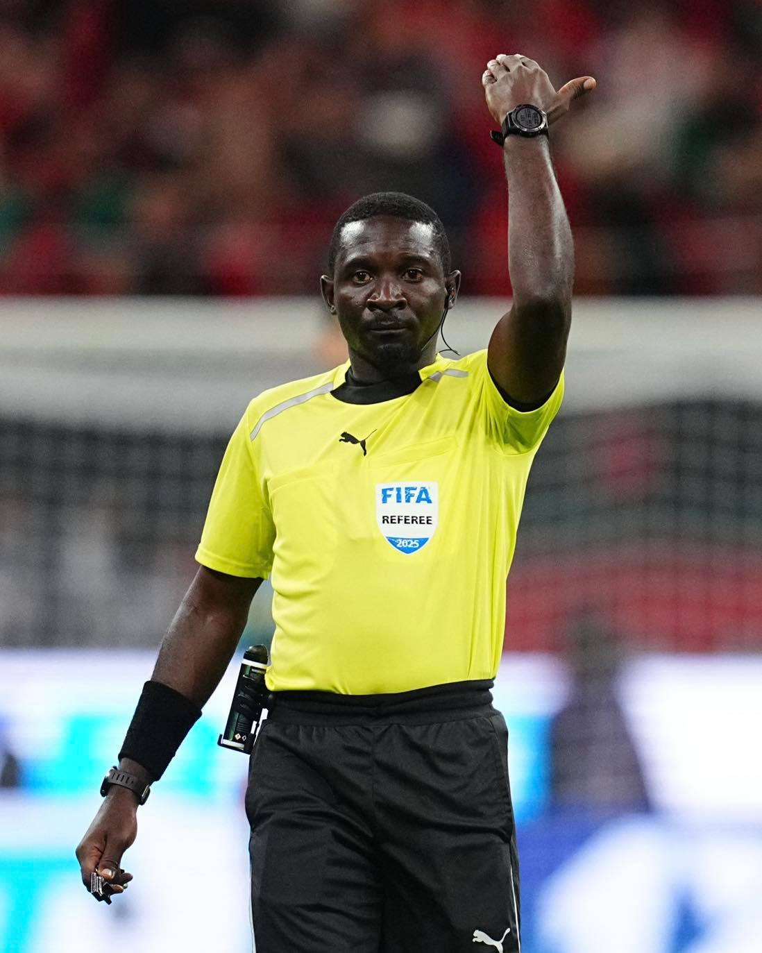 🚨昨晚非洲杯摩洛哥对阵马里的比赛裁判是喀麦隆人，名叫阿卜杜·阿卜杜勒·梅菲尔。