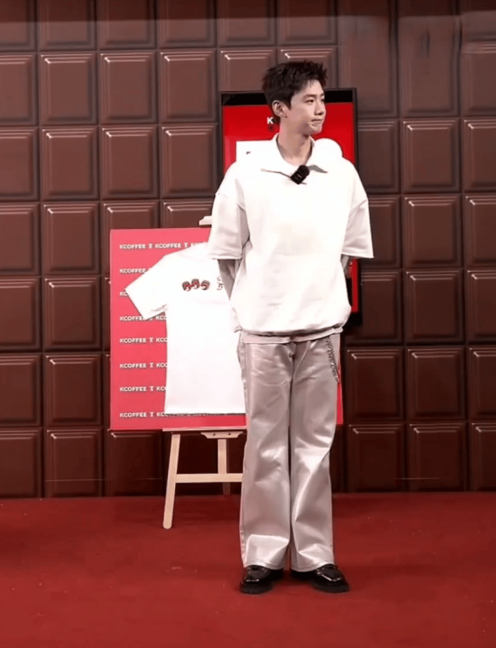不管对谁 都是这样的鞠躬难怪大家都喜欢白敬亭 ​​​