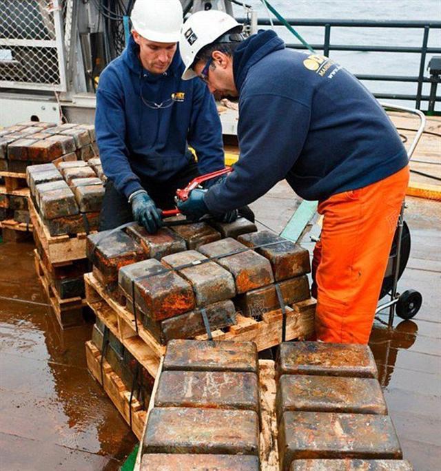 2013年，一艘美国海洋勘探船，正在爱尔兰附近海域作业。突然，有人大喊：“水下有