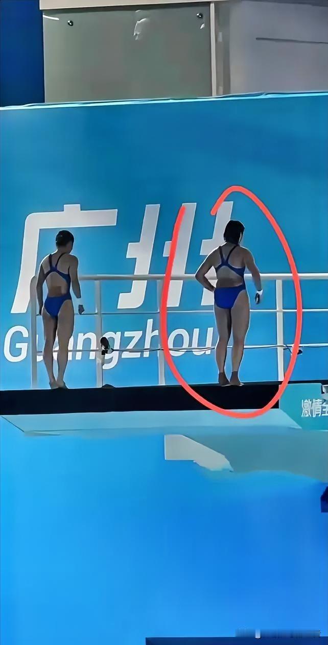 太惊险了
全红婵在起跳前，不知道是有意还是无意，竟然脚滑了一下，当时我的心都提到