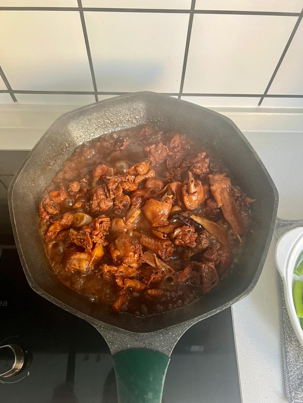 就这个炒鸡不来点酒都浪费了，我钻研了好几年的辣子鸡，每次都会改进一下，我不喜欢加
