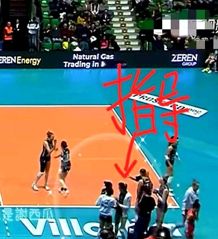 欧冠决赛，朱婷没首发，却拿着平板盯对手录像，暂停冲队友喊一句“她拦网慢半拍，打腰