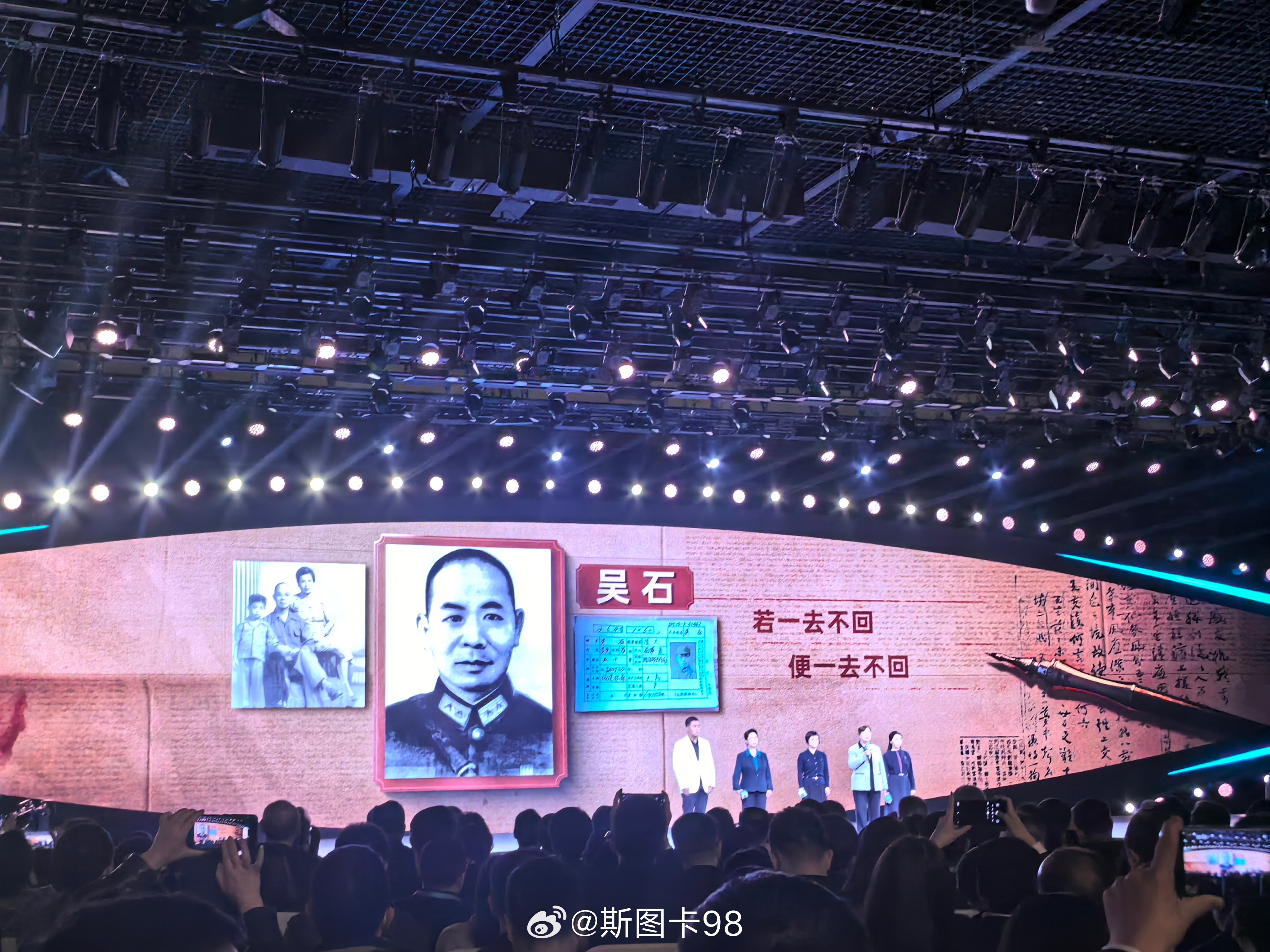 当后人走进论坛回望那段隐秘岁月，才懂何为沉默的荣耀。无名英雄们隐于黑暗，以血肉为