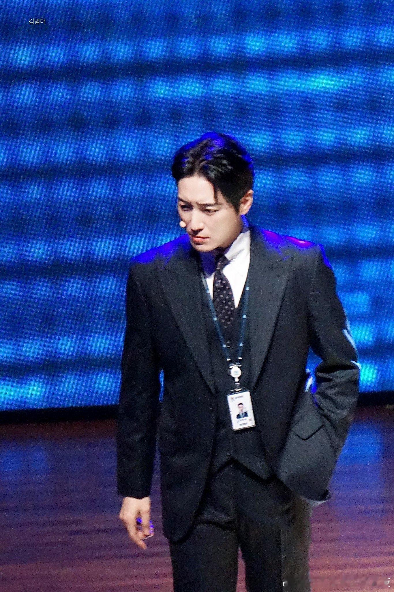 王子nim？！！！！！！！！！！[期待][期待][期待]cr logo李浚赫 ​