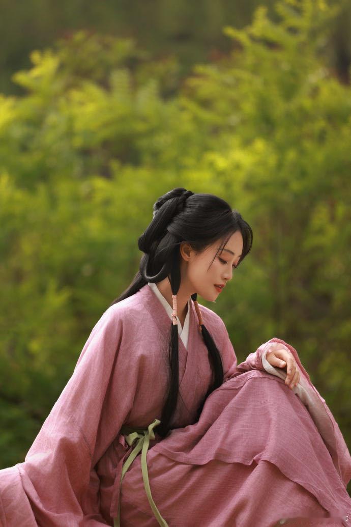 蓝盈莹这世间女子本就千娇百媚从聪慧学霸到古风佳人，从倔强村姑到民族精灵，蓝盈莹用
