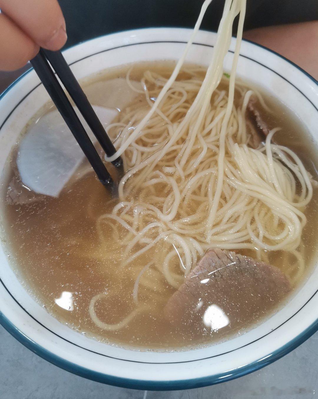 带小朋友出来吃饭，他说好久没吃兰州拉面了，要去吃，结果啥菜都不要放