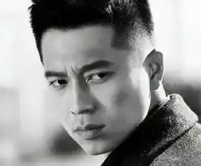 王雷被抖音说成大连船王儿子，我刷到时差点信了。

点开一看，全是同一张模糊合影配