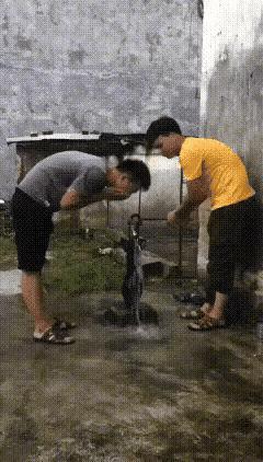 这是个小人，不会成大器的，这样做时间久了，等大家都了解他了，就没有立足之地，同事