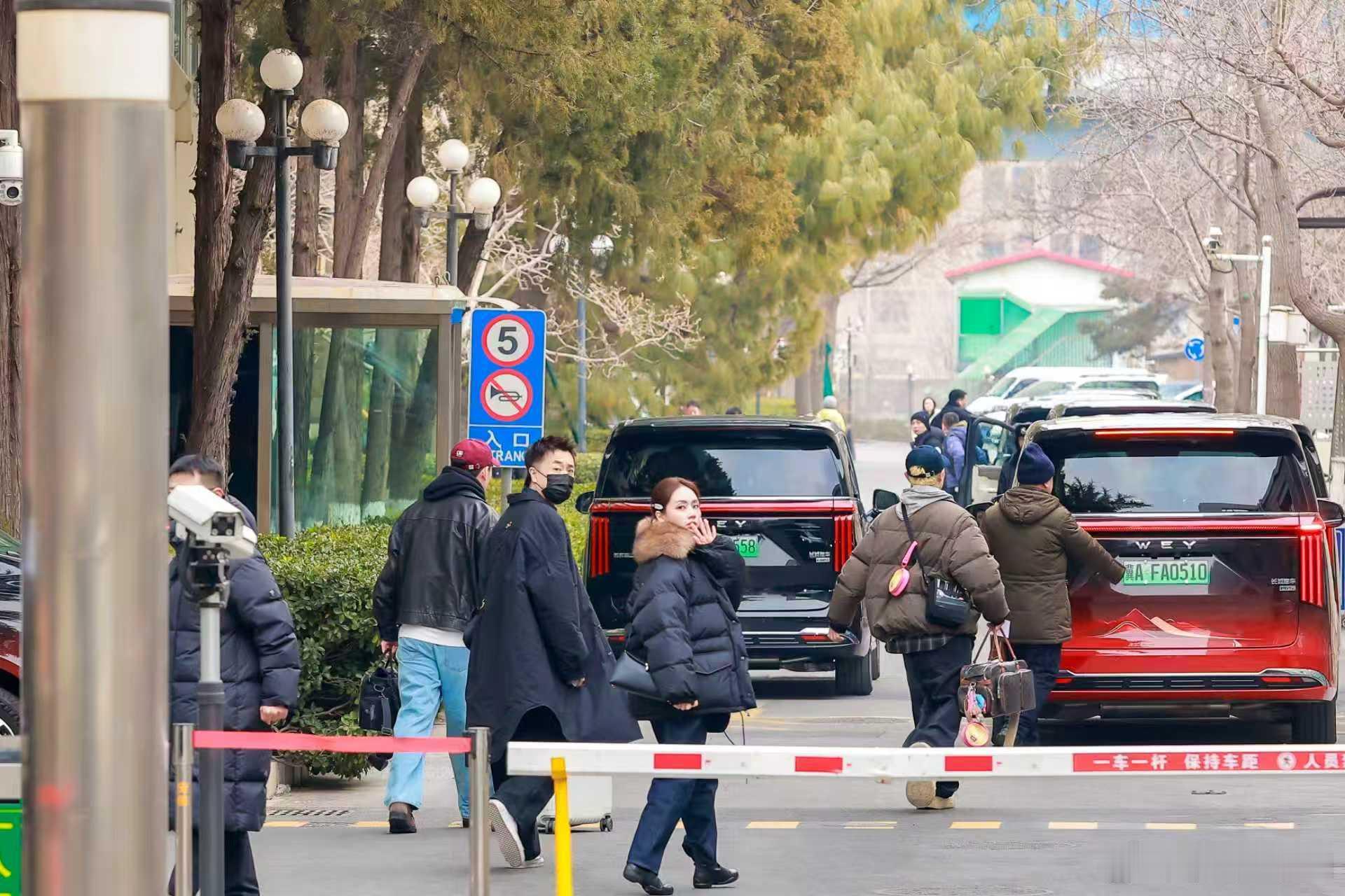 女子偶遇春晚接送艺人的车春晚要来了，先来看看偶遇了哪个？ 