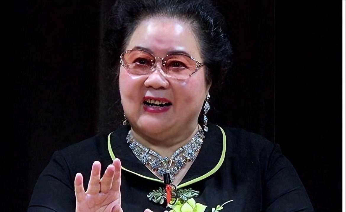 八旬京剧名角齐淑芳：滞留美国的背后，是坚守还是遗憾？
 2024年深秋，上海天蟾