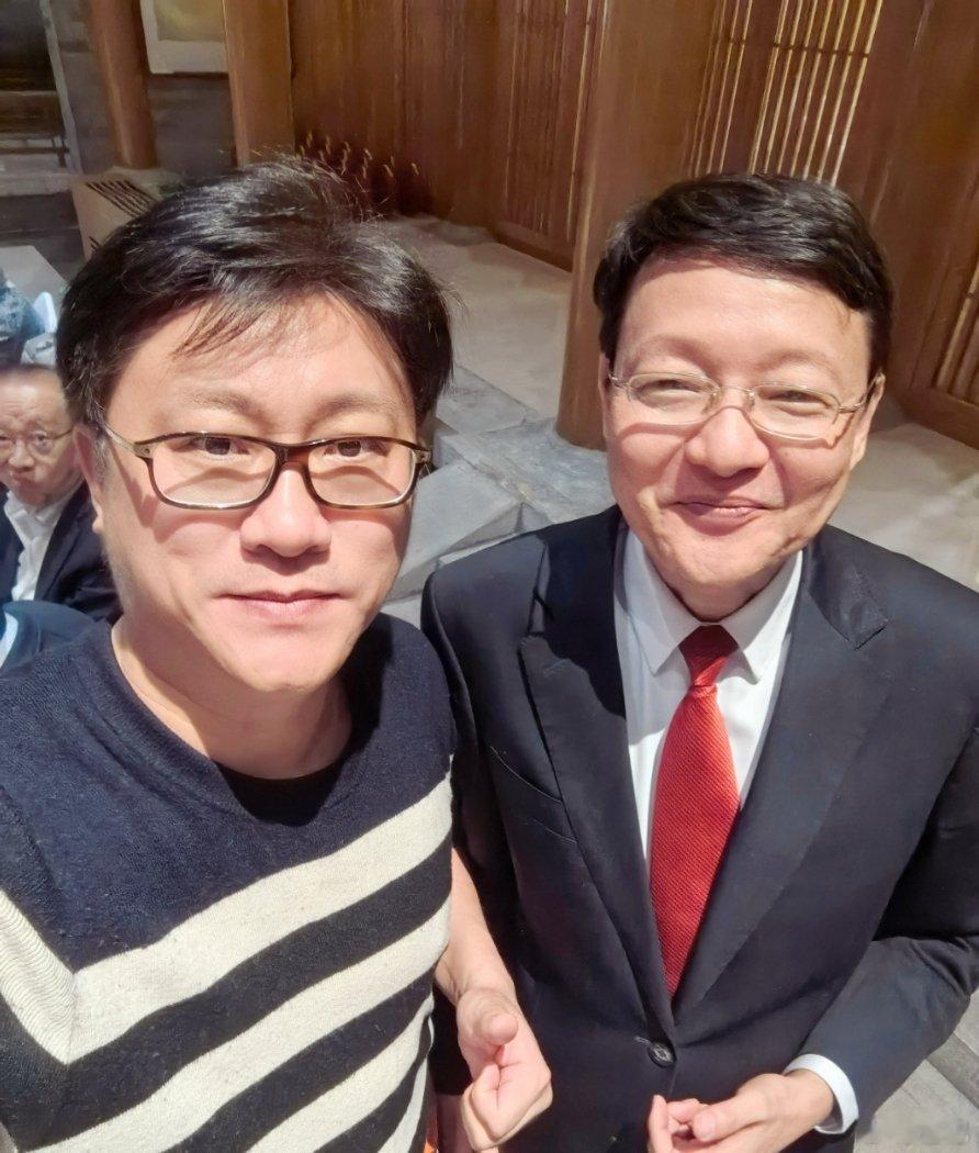 大霄老师坐我对面，他发言的时候一直在哭诉被网暴太多了，跟他聊了聊我的经历，他沉默