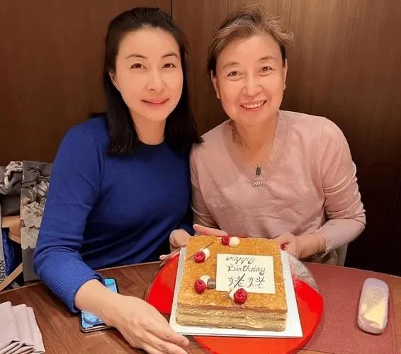 低调朴实的妈妈，
培养出来了一个优秀的女儿。