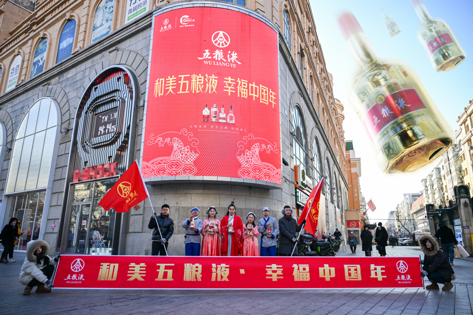 #到尔滨的第一口酒# 小土豆殿下们，前方浓香预警——在中央大街又是霸屏又是宠粉，