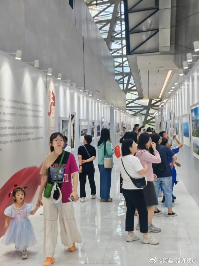 【#庆祝新中国成立75周年深圳图片展#火爆 吸引大批市民参观打卡】深圳老照片折射