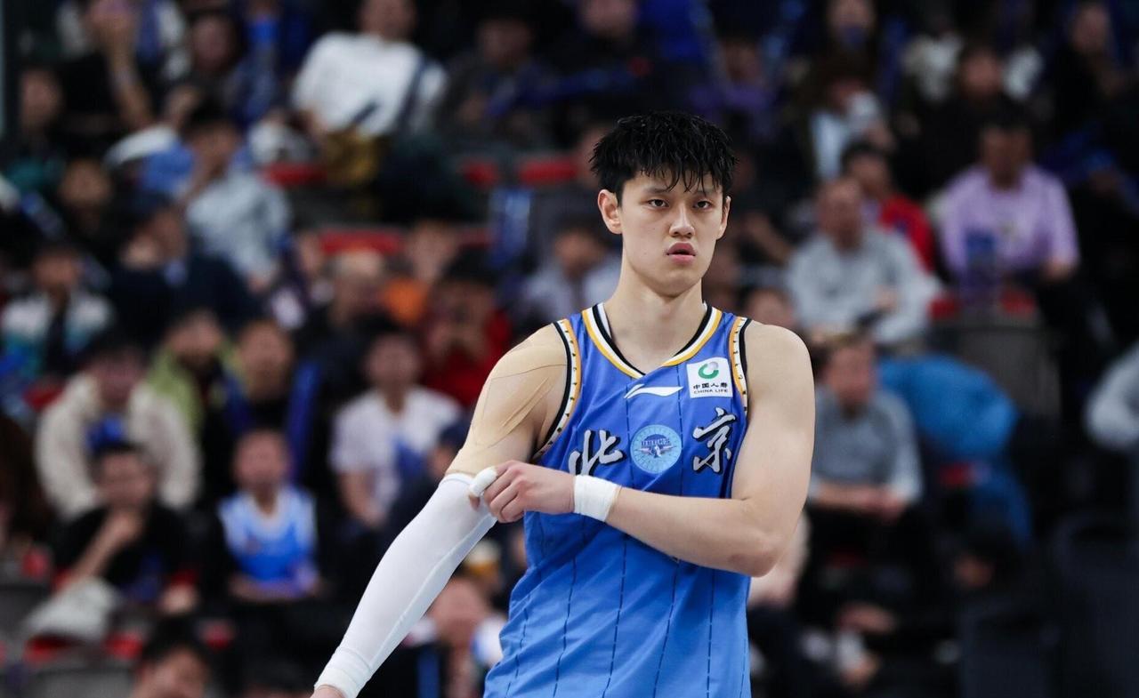 两位都是以替补身份登场的球员，曾凡博在次节单节拿下10分，替补出战的效率相当亮眼