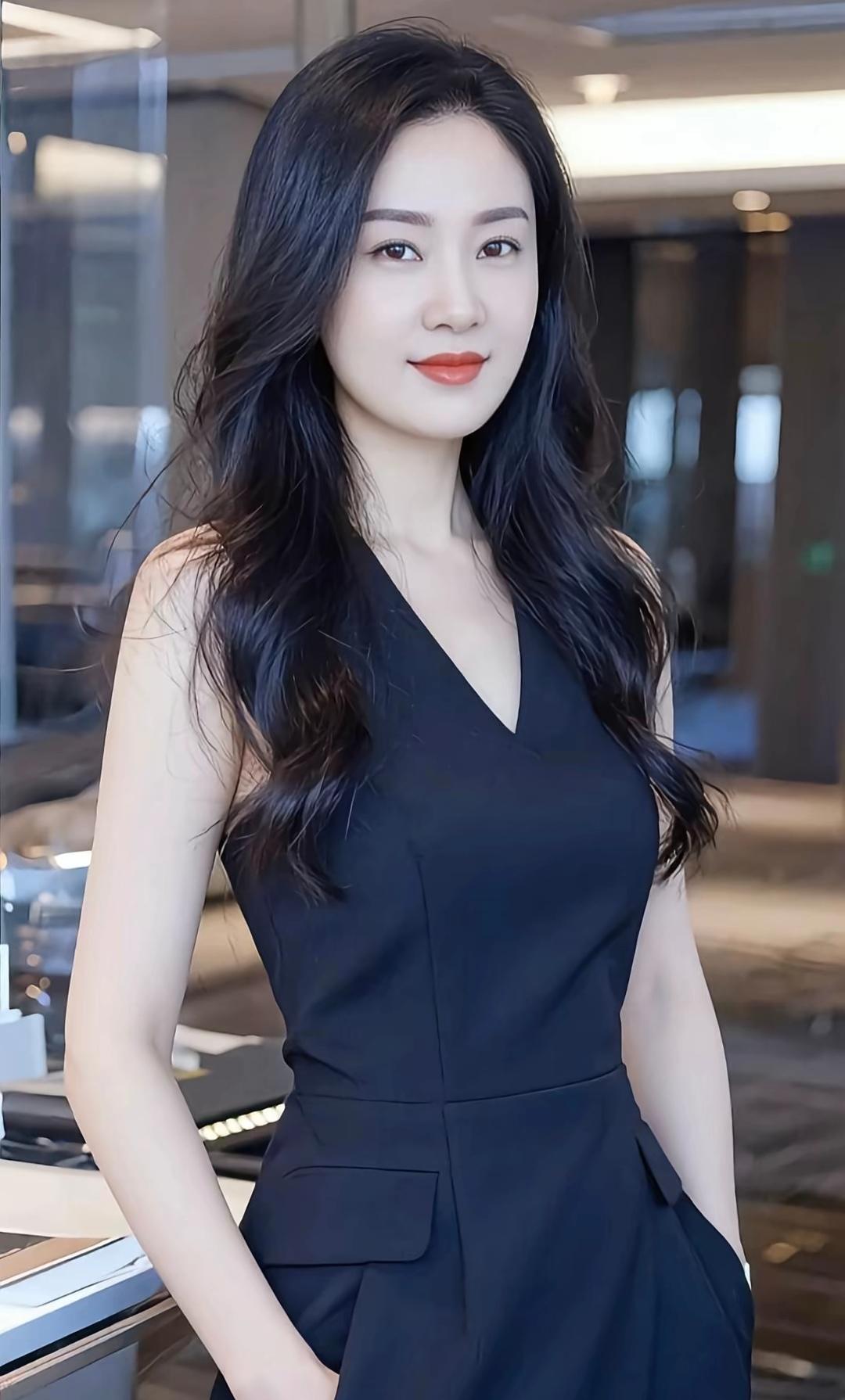 优雅职场风，黑色连衣裙搭配自信微笑，尽显女性魅力！