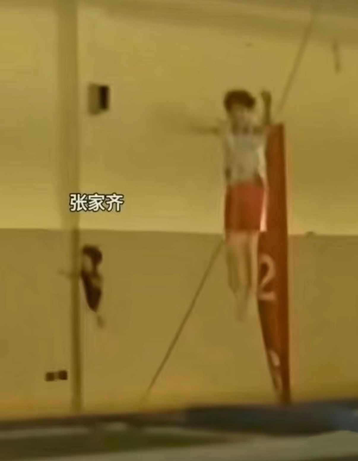 张家齐妈妈怎么忍心把这么大点的小鼻嘎送去训练还不看望的四五岁的年纪跳起来跟墙上的