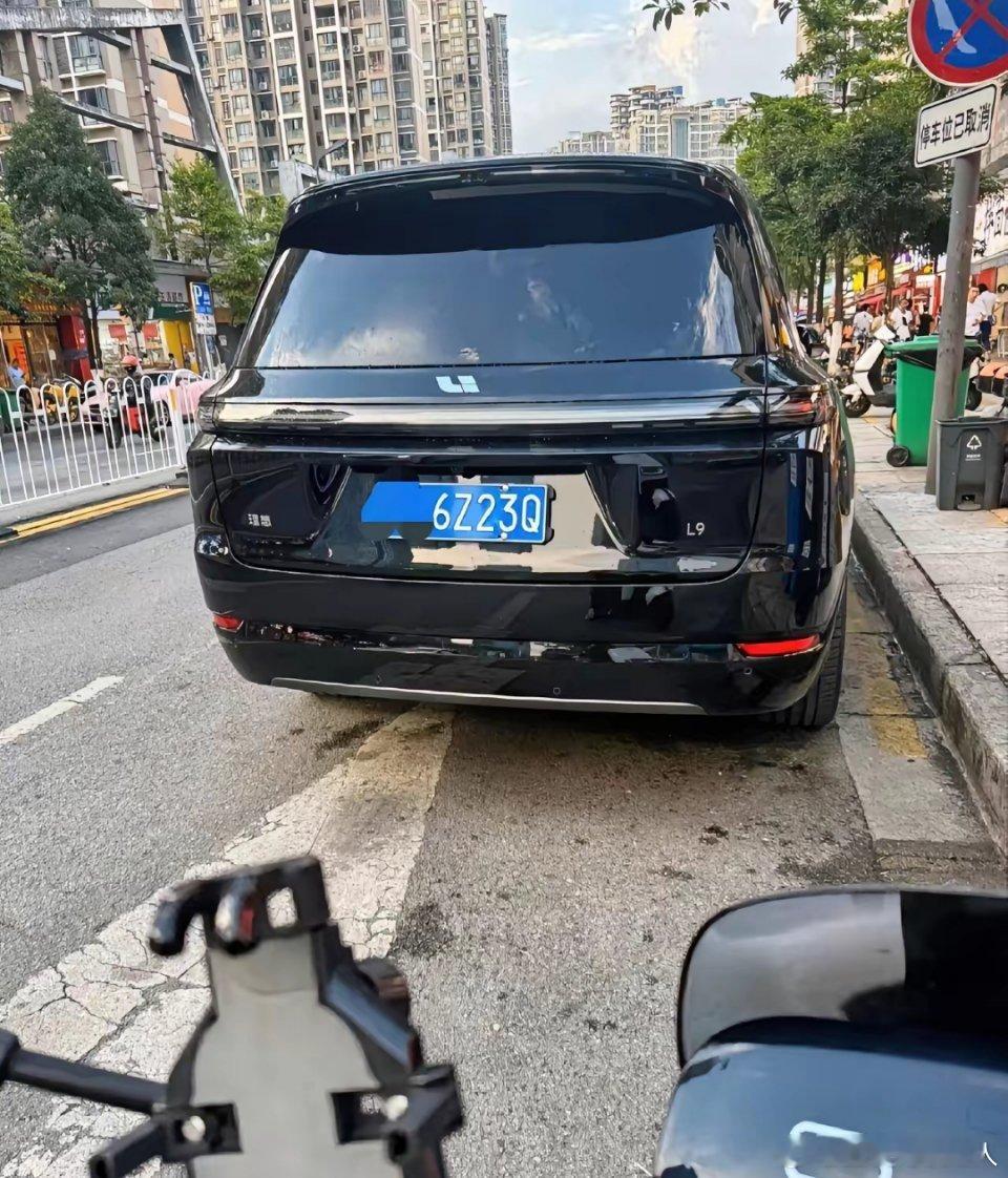 第一回见到理想新能源汽车挂蓝牌的，按说不都该是绿牌吗？偶然瞅见有蓝牌的理想汽车，