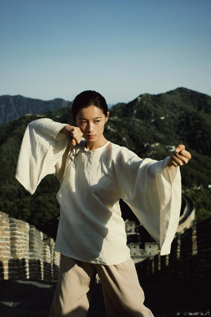 李嘉鑫内娱刀马旦上新了 李嘉鑫的眼神太有穿透力了！长城写真里平静坚韧，《藏海传》