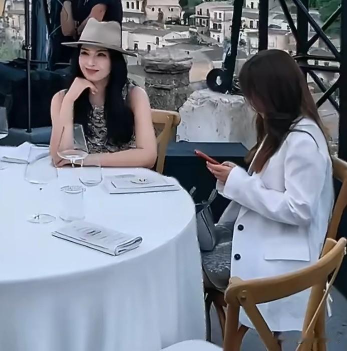 刘涛，罕见带18岁女儿出席活动！
 
6月12号，刘涛罕见带18岁女儿王紫嫣一起